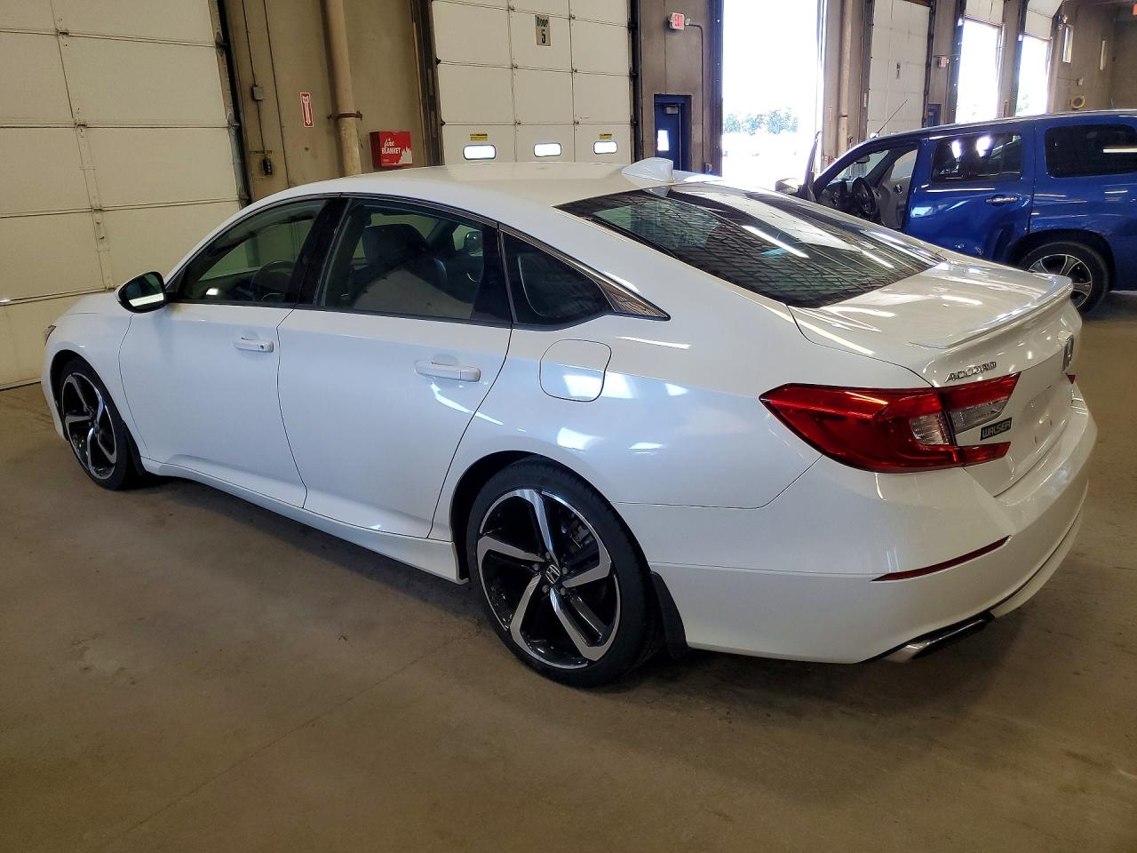 1HGCV1F36JA262673 · 2018 HONDA ACCORD · 2/13