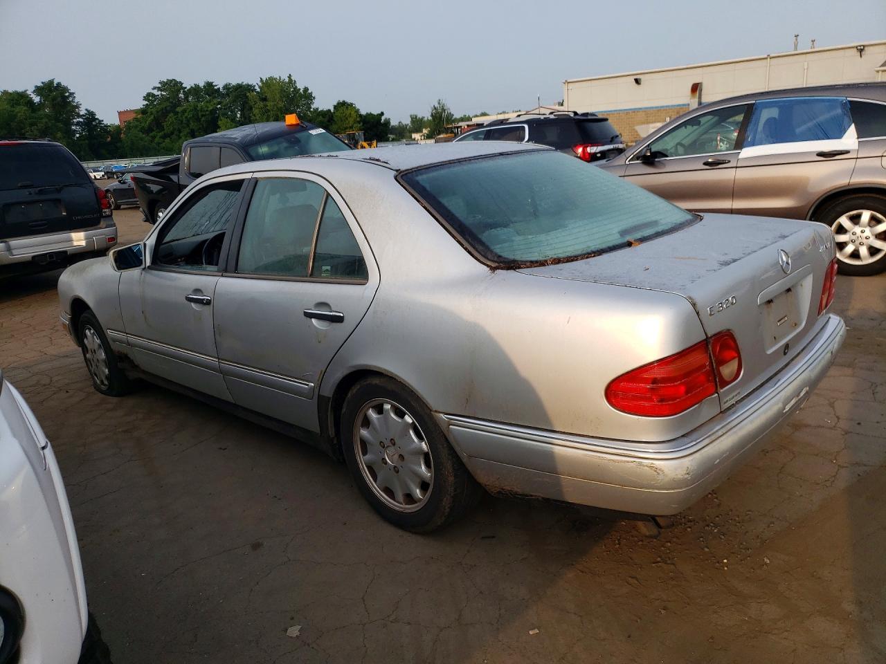 WDBJF82H7XX014630 · 1999 MERCEDES-BENZ E · 2/13