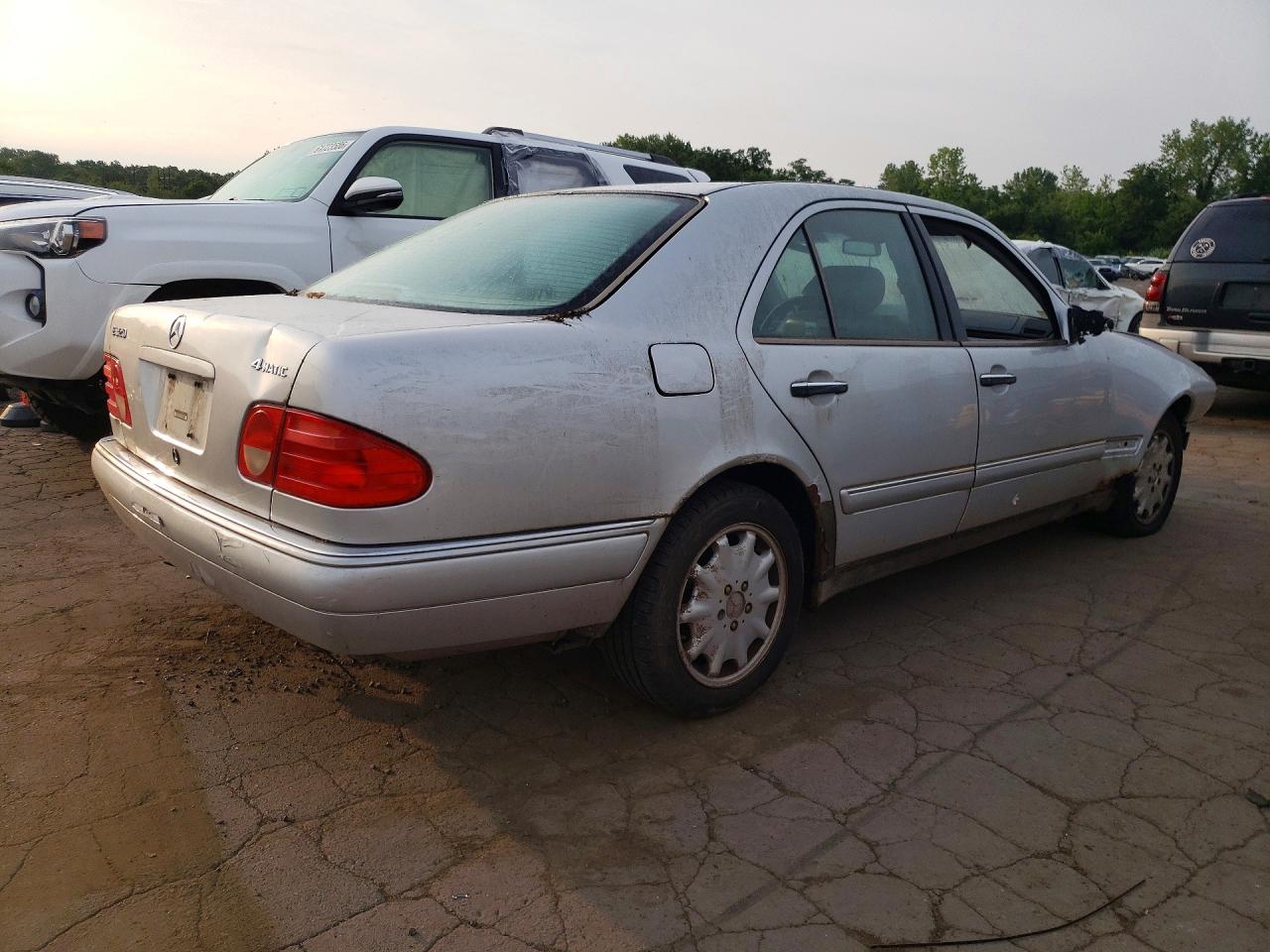 WDBJF82H7XX014630 · 1999 MERCEDES-BENZ E · 3/13
