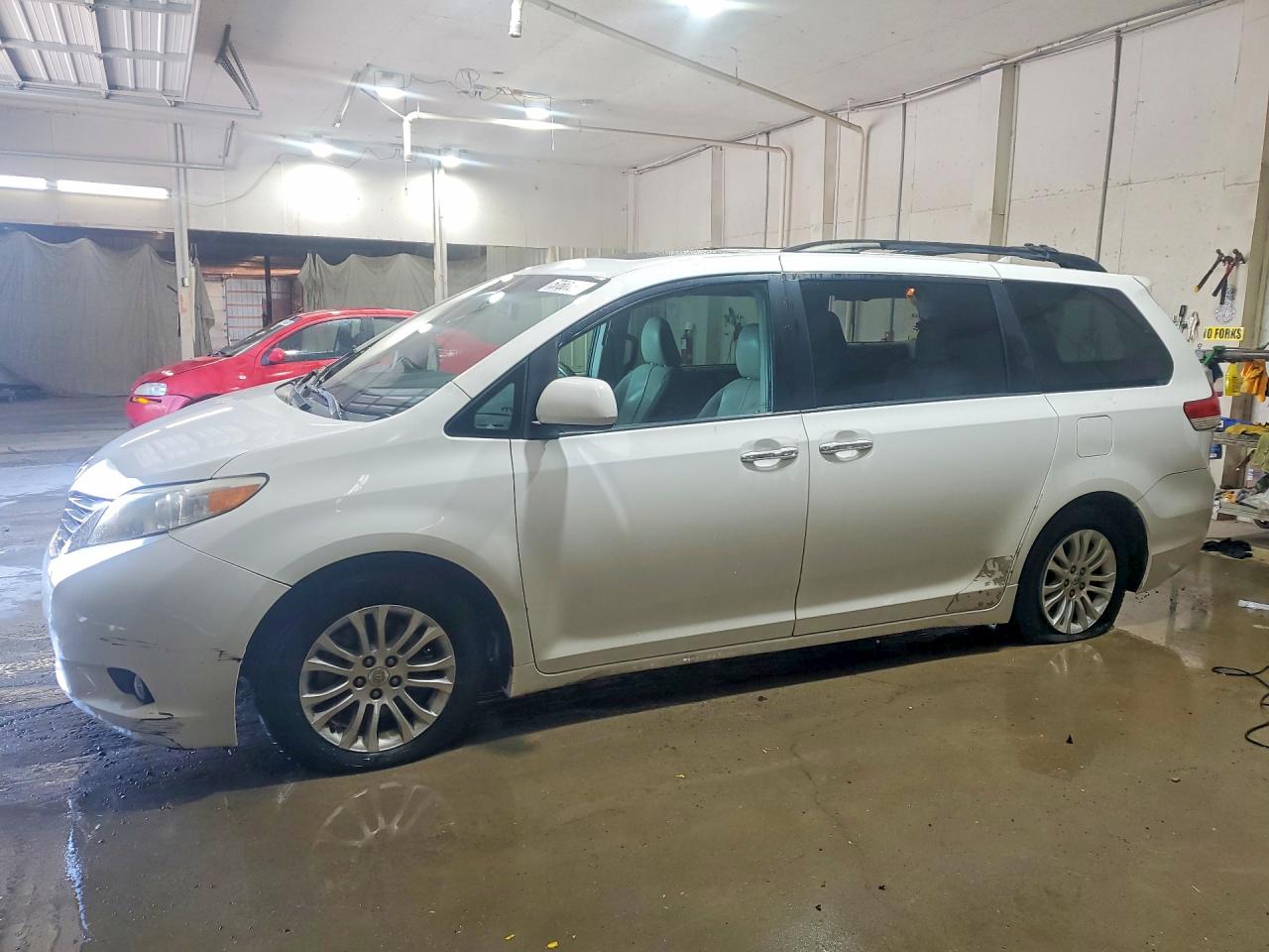 5TDYK3DC2BS050515 · 2011 TOYOTA SIENNA
