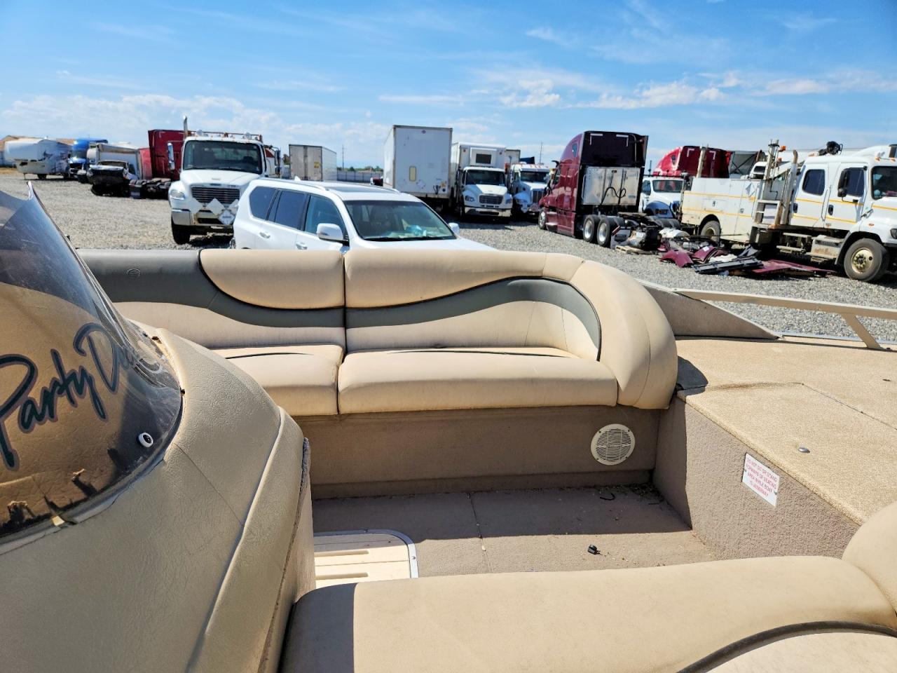 BUJ21484C202 · 2002 SUN TRACKER PARTYHUT · 5/10