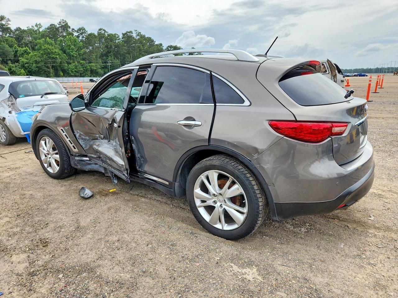 JN8CS1MU3GM671745 · 2016 INFINITI QX70 · 2/13