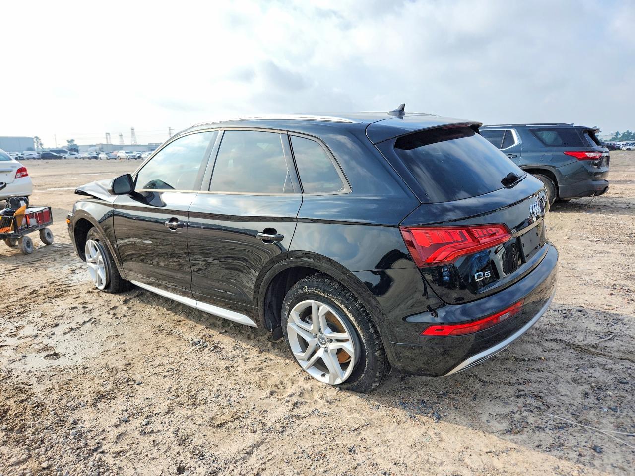 WA1ANAFY3J2101820 · 2018 AUDI Q5 · 2/13