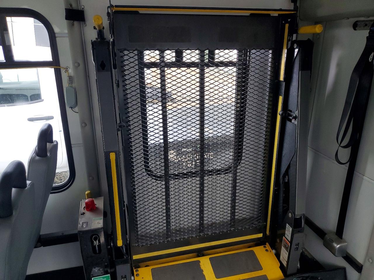 1FDFE4FS7KDC01106 · 2019 FORD ECONOLINE · 9/10