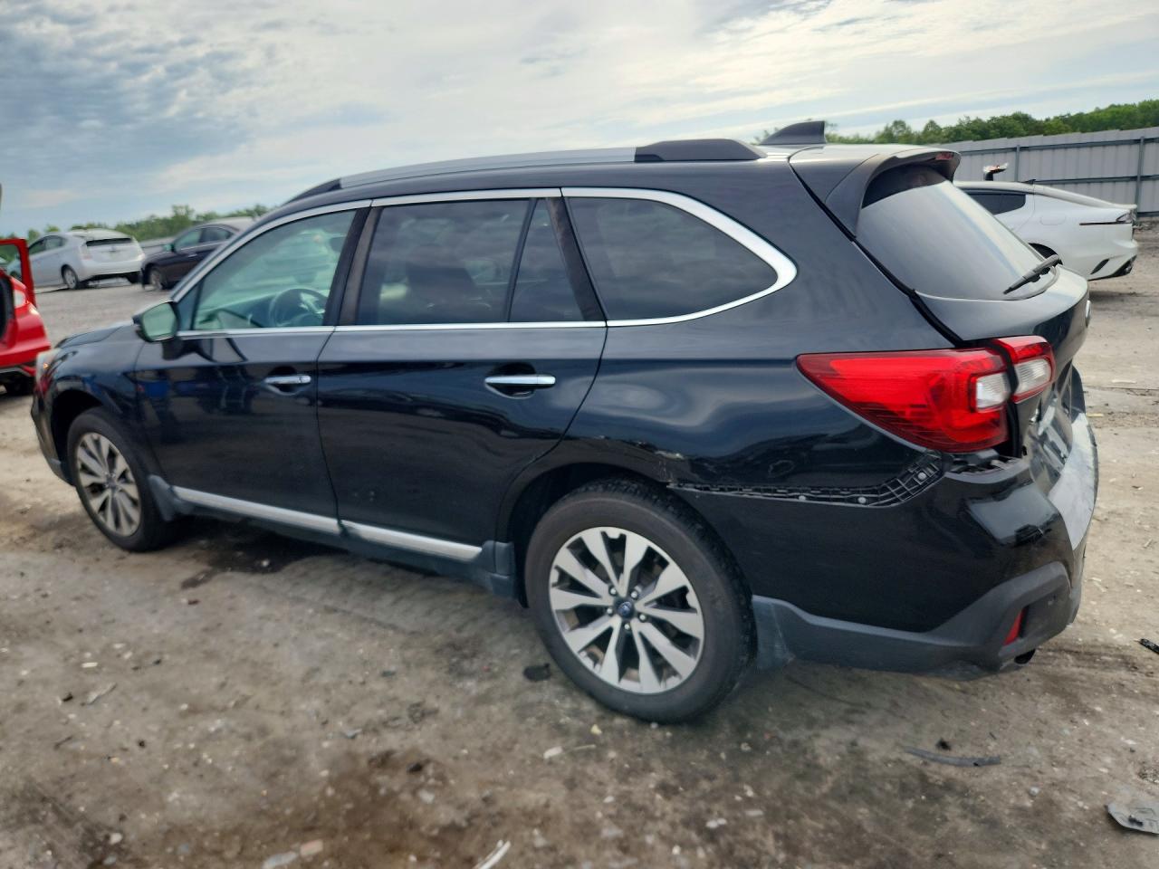 4S4BSATC6J3333104 · 2018 SUBARU OUTBACK · 2/12