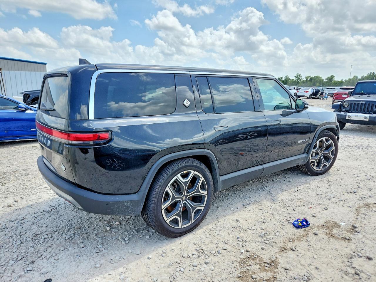 7PDSGCBA9RN045068 · 2024 RIVIAN R1S · 3/13
