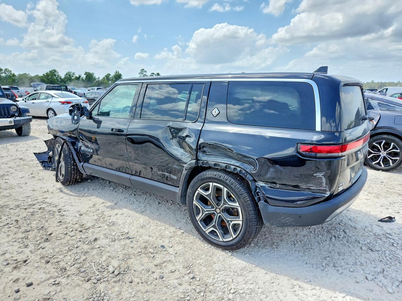 7PDSGCBA9RN045068 · 2024 RIVIAN R1S · 2/13