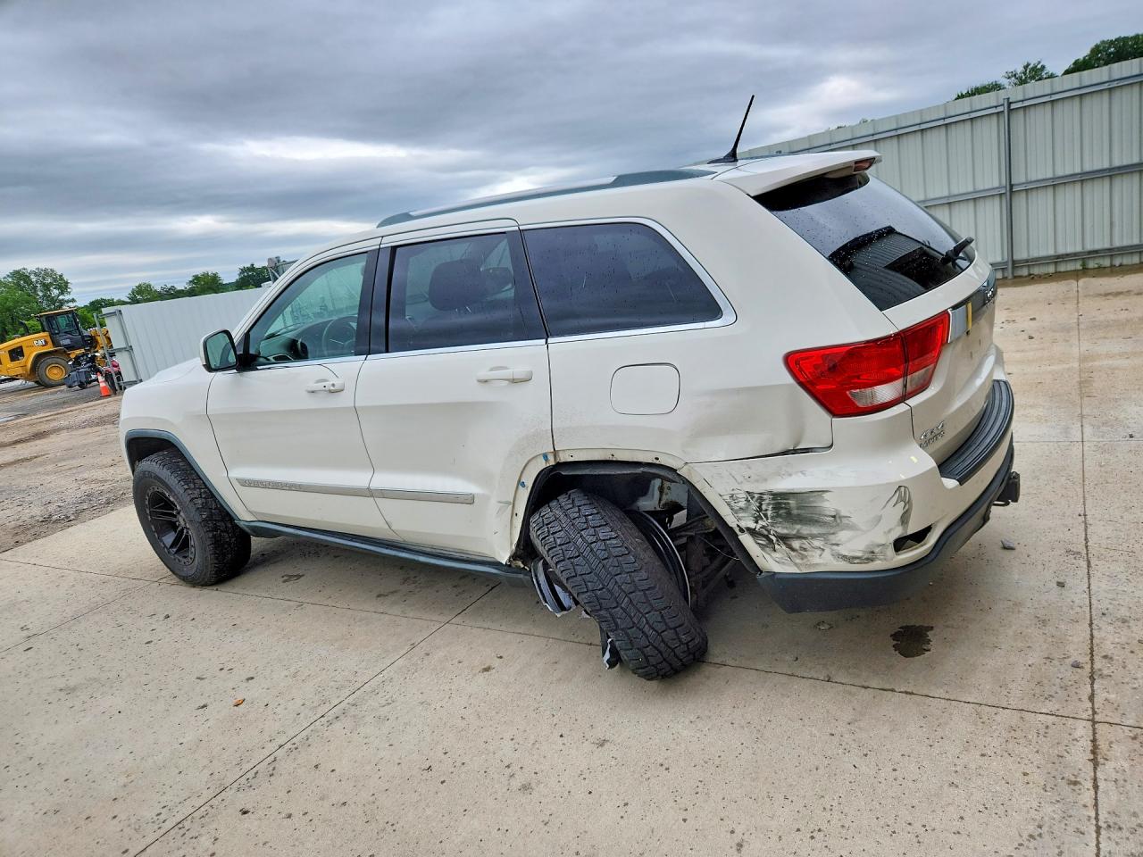 1J4RR4GG0BC582054 · 2011 JEEP GRAND CHEROKEE · 2/13