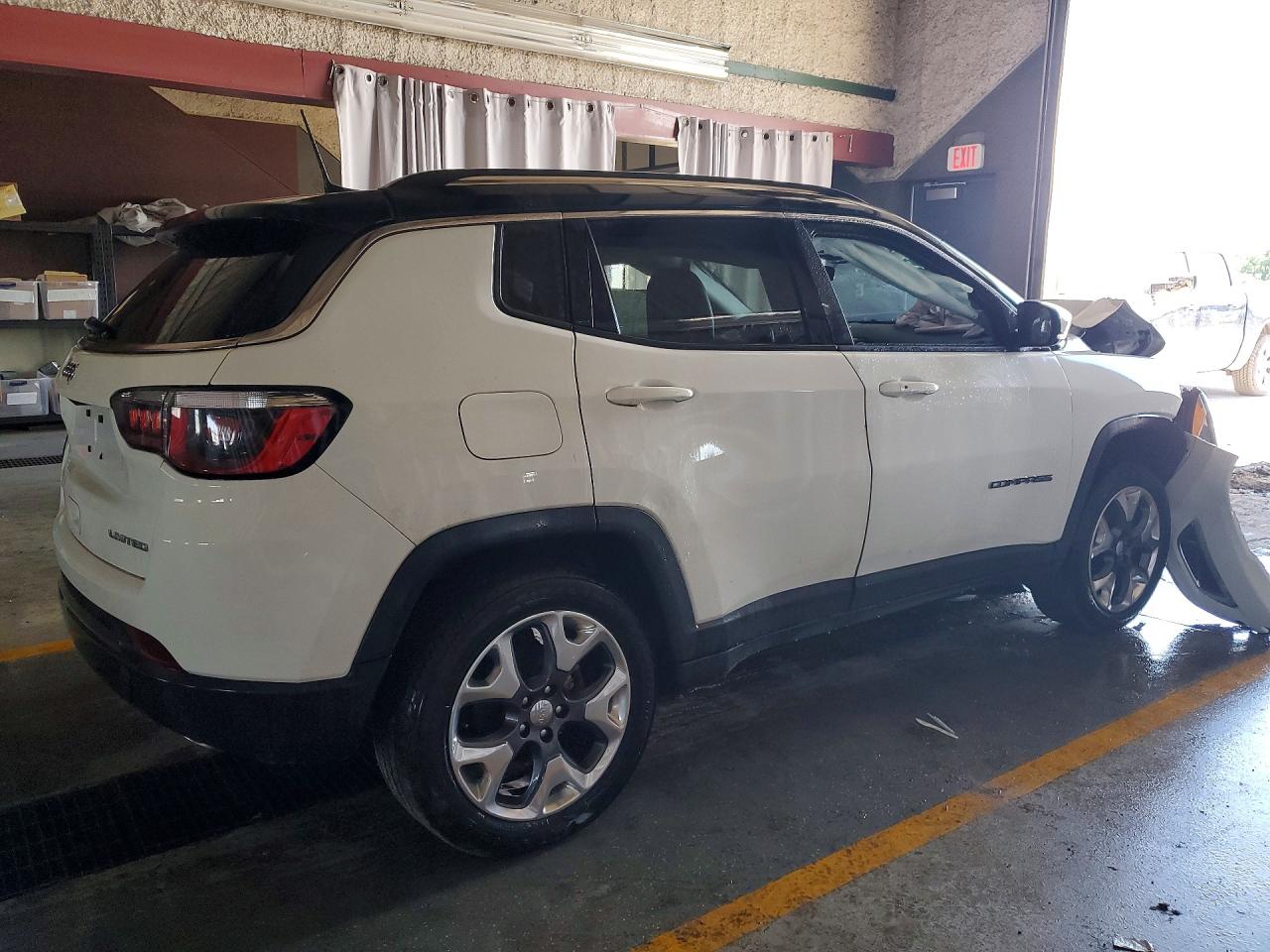 3C4NJDCB9JT209569 · 2018 JEEP COMPASS · 3/13