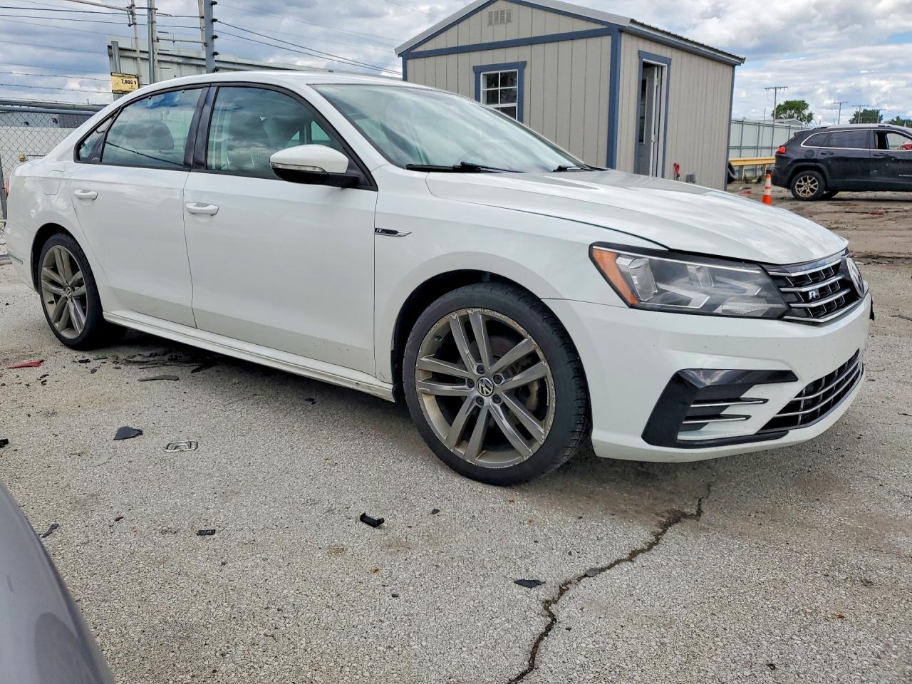 1VWAA7A33JC001143 · 2018 VOLKSWAGEN PASSAT · 4/12
