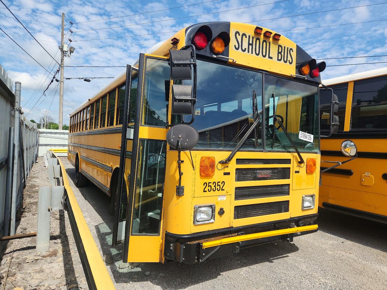 1T88S4E21B1132498 · 2011 THOMAS SAF-T-LINER C2