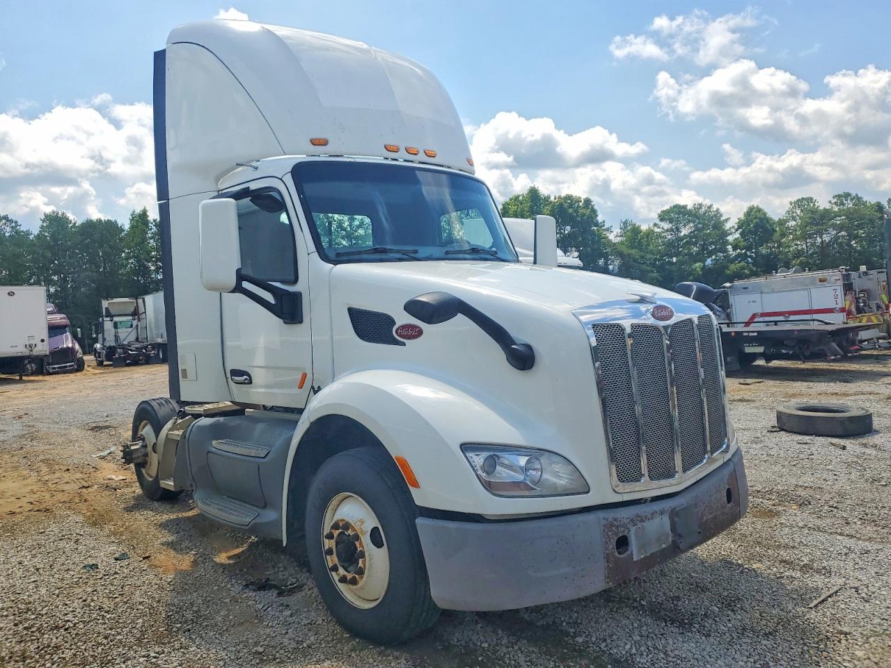 1XPBA48XXHD428885 · 2017 PETERBILT 579