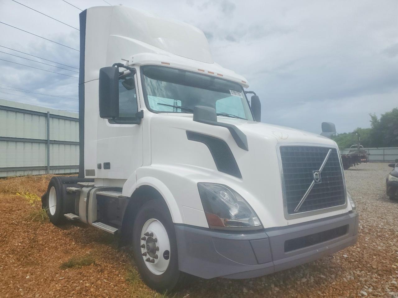 4V4N39TG8JN892761 · 2018 VOLVO VNL