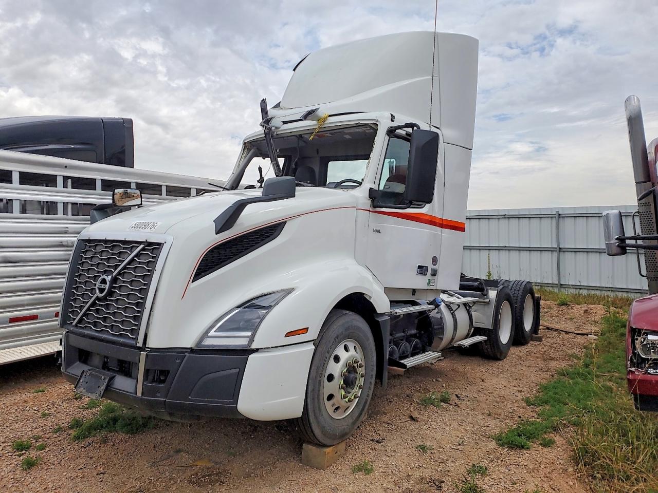 4V4NC9EGXPN316644 · 2023 VOLVO VN · 2/10