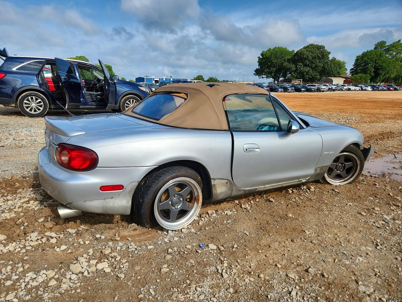 JM1NB353710215882 · 2001 MAZDA MX-5 MIATA · 3/12