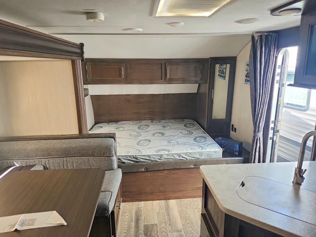 4X4TCKC23KK056173 · 2019 CHEROKEE BY FOREST R 274RK · 5/10