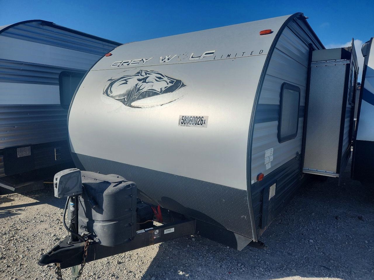 4X4TCKC23KK056173 · 2019 CHEROKEE BY FOREST R 274RK · 2/10