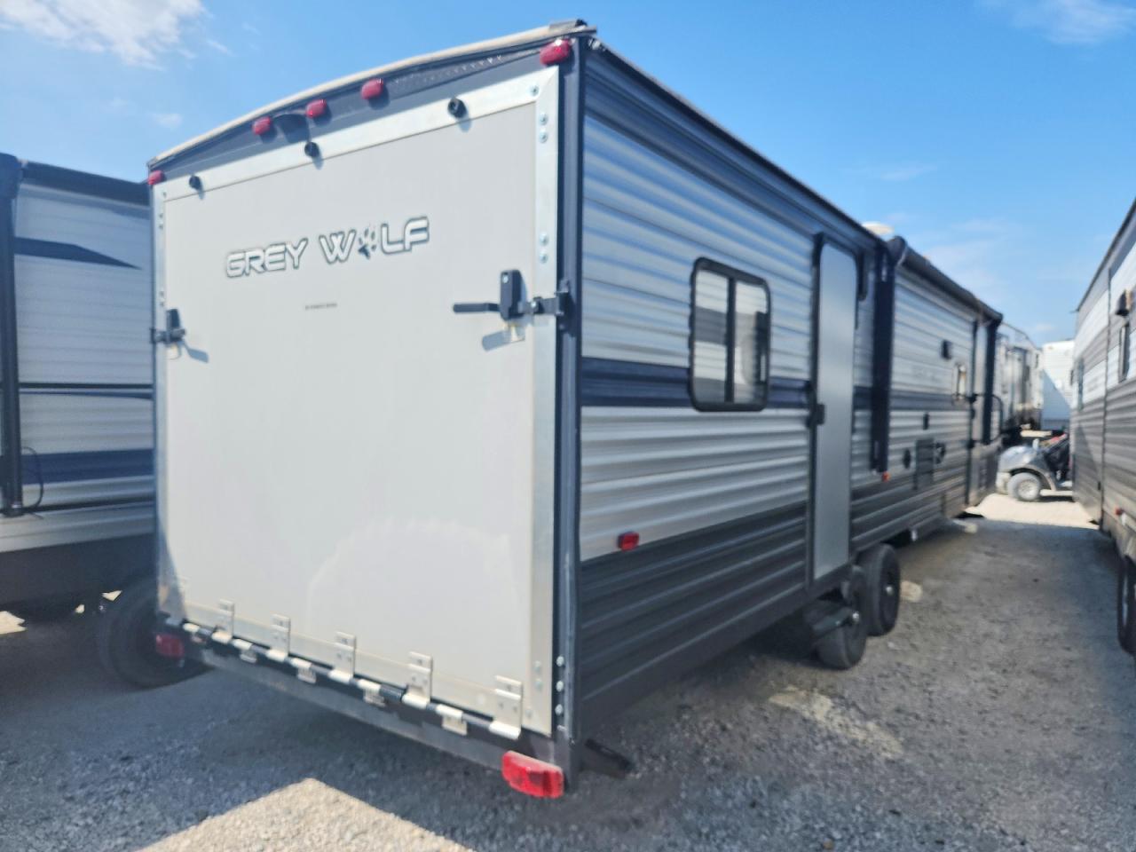 4X4TCKC23KK056173 · 2019 CHEROKEE BY FOREST R 274RK · 4/10