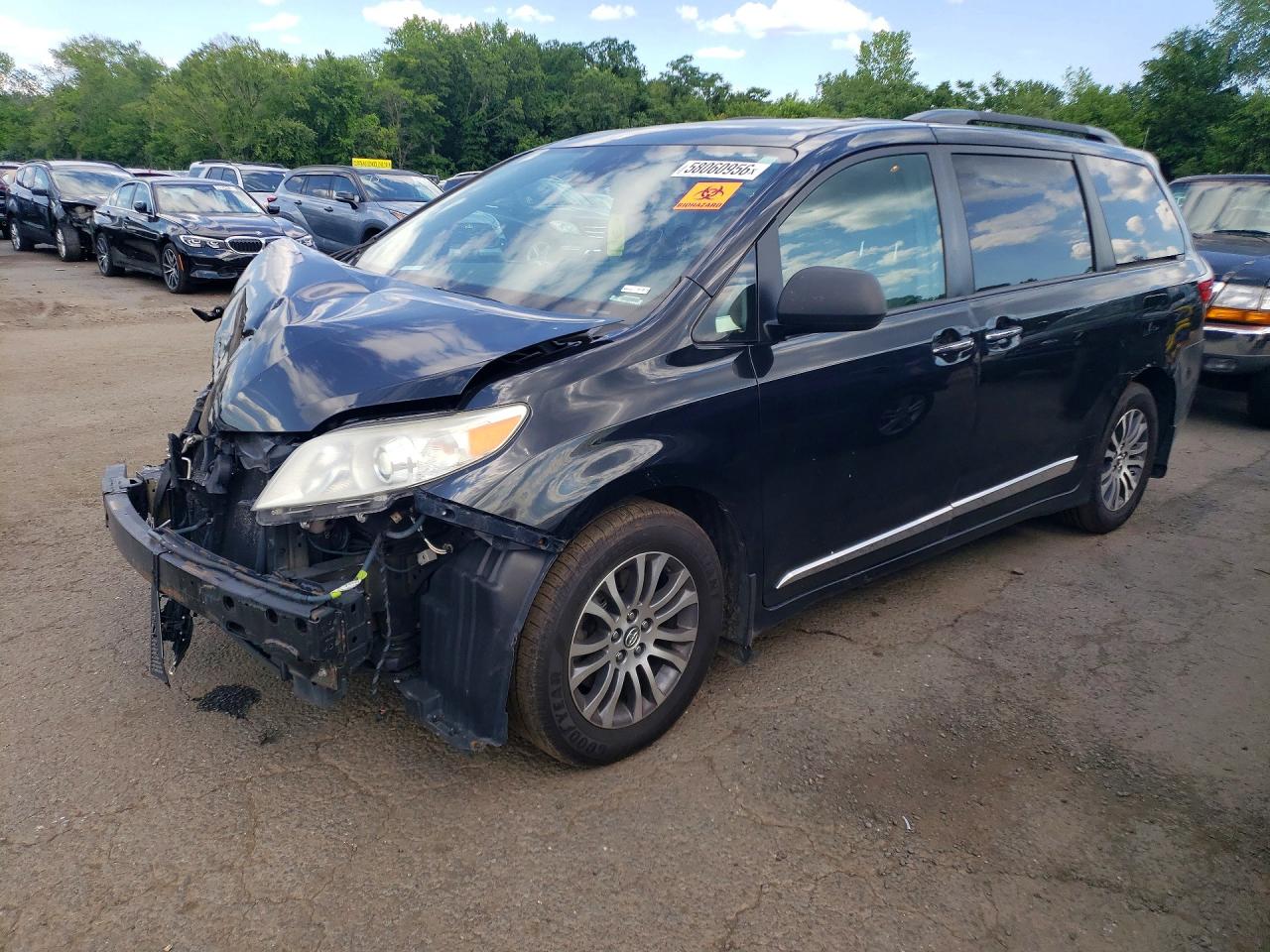 5TDYZ3DC2JS923402 · 2018 TOYOTA SIENNA