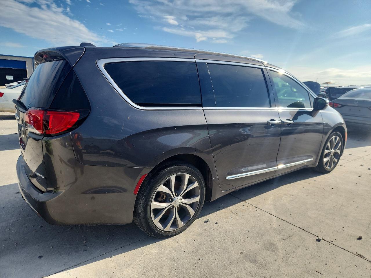 2C4RC1GG5JR112775 · 2018 CHRYSLER PACIFICA · 3/13