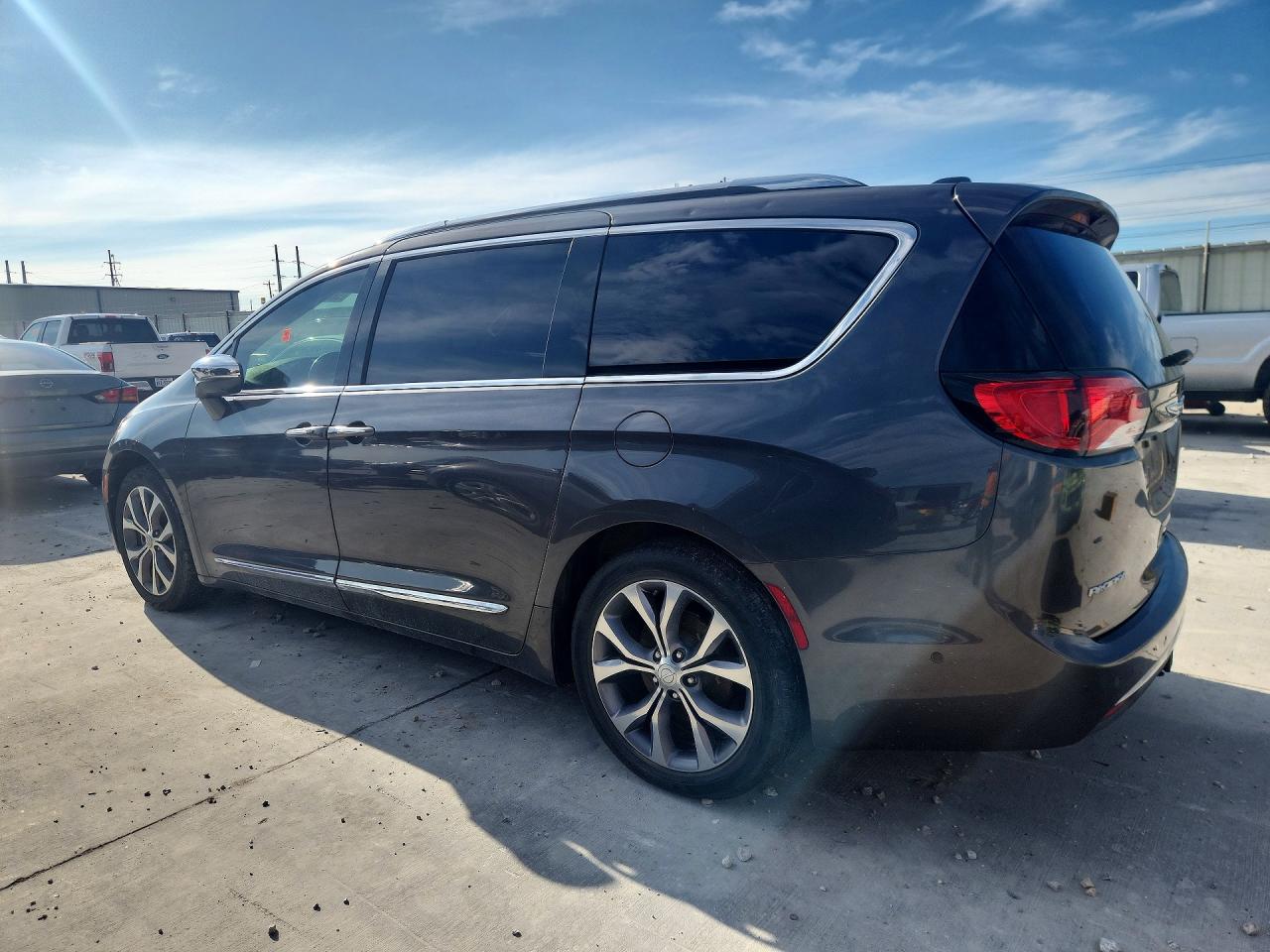 2C4RC1GG5JR112775 · 2018 CHRYSLER PACIFICA · 2/13