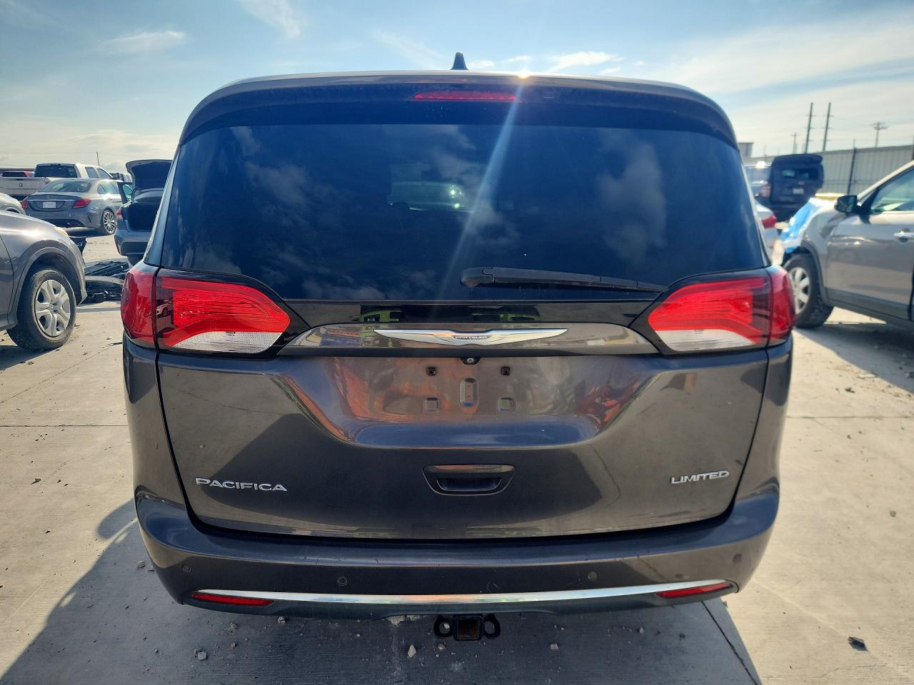 2C4RC1GG5JR112775 · 2018 CHRYSLER PACIFICA · 6/13