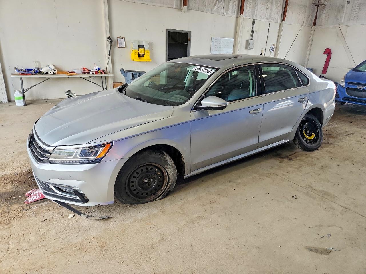 1VWBA7A33JC044501 · 2018 VOLKSWAGEN PASSAT