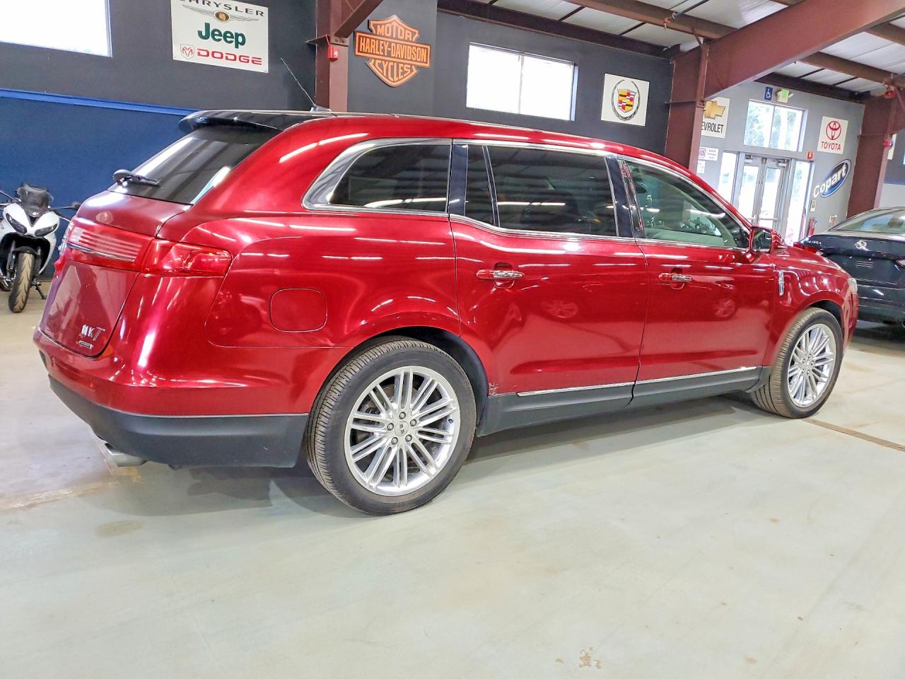 2LMHJ5AT7GBL02674 · 2016 LINCOLN MKT · 3/13