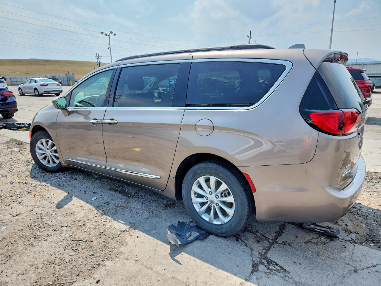 2C4RC1BG4HR660042 · 2017 CHRYSLER PACIFICA · 2/13