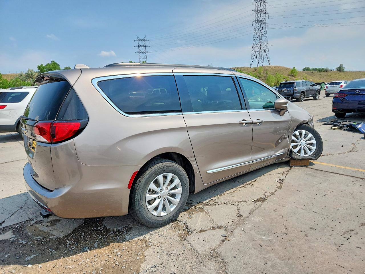 2C4RC1BG4HR660042 · 2017 CHRYSLER PACIFICA · 3/13