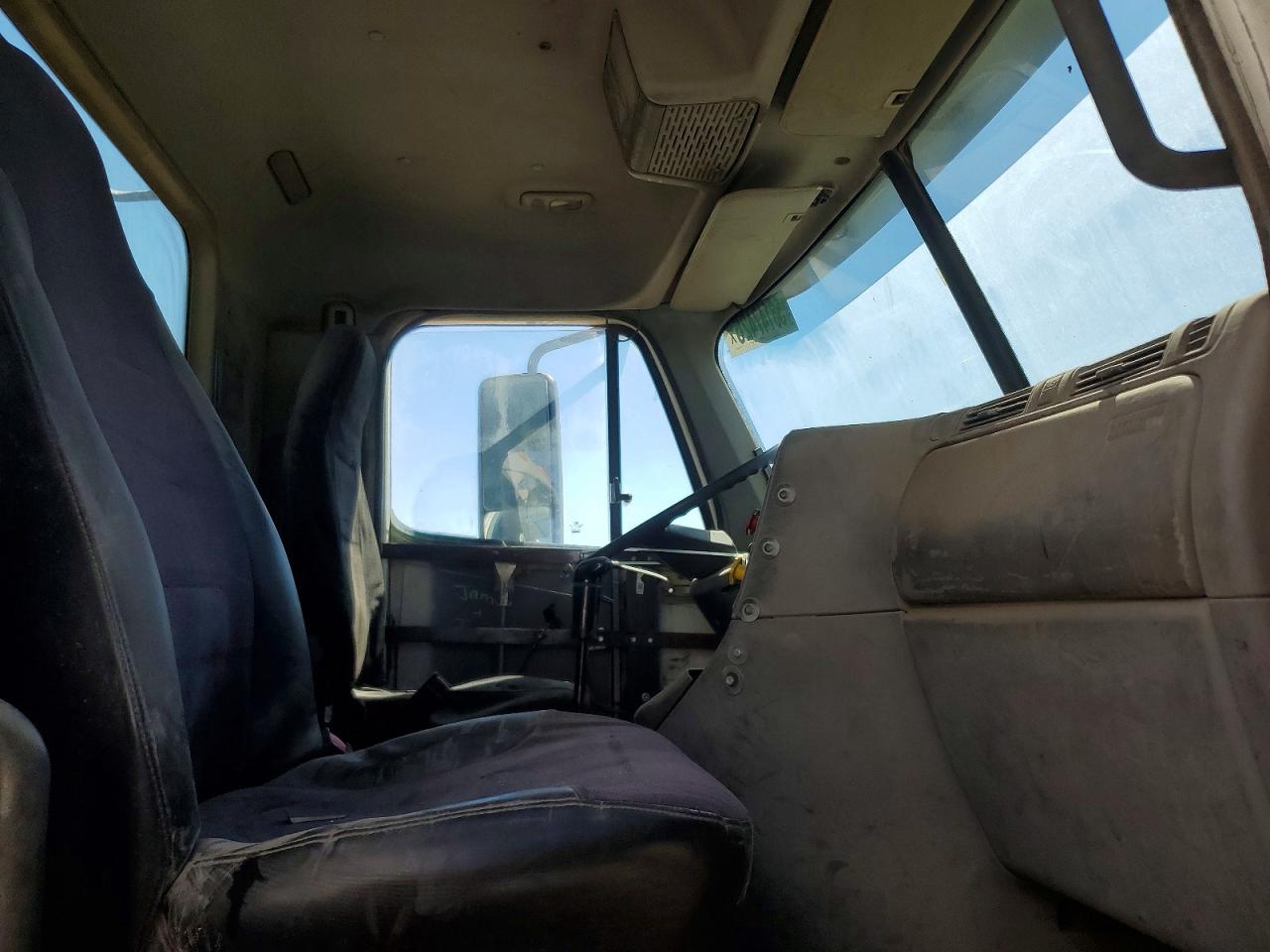 1FUY0SZB91LG93861 · 2001 FREIGHTLINER CST120 · 5/10