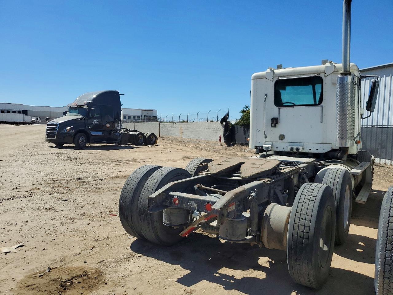 1FUY0SZB91LG93861 · 2001 FREIGHTLINER CST120 · 4/10