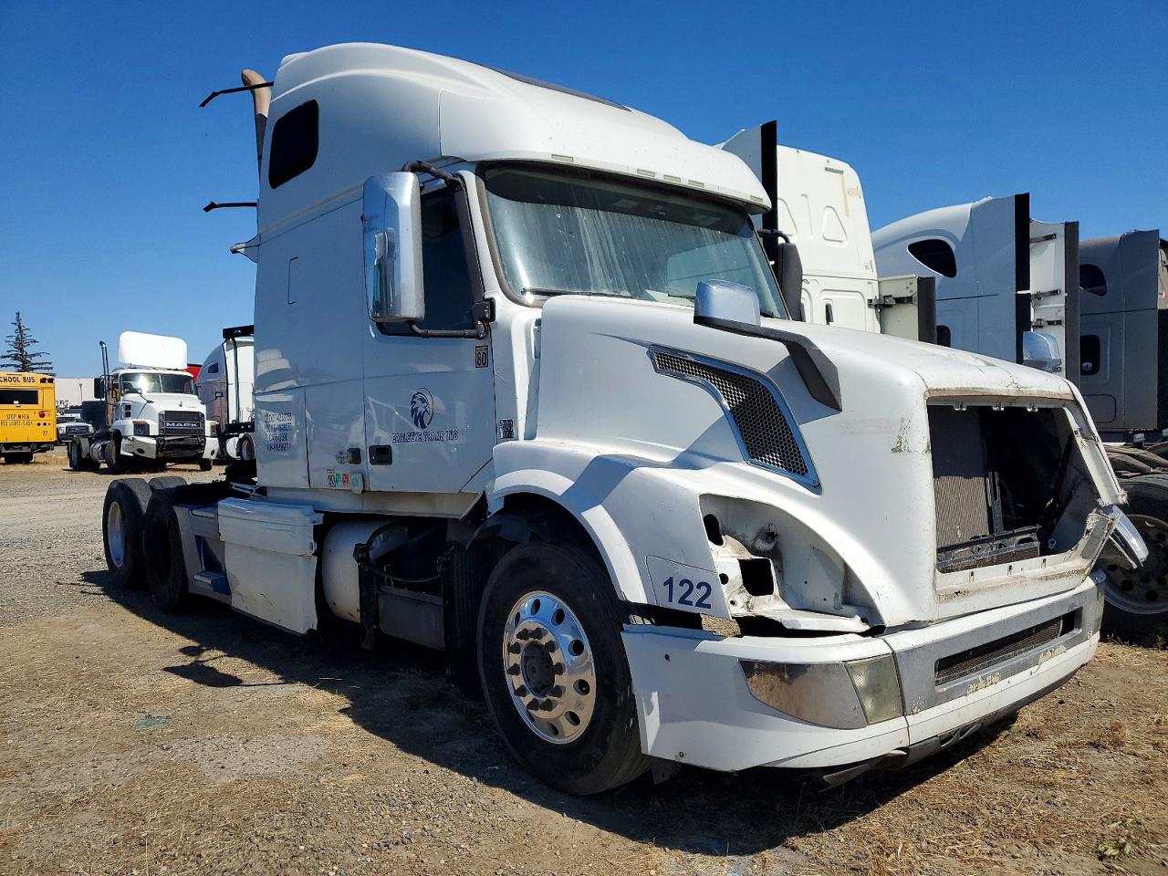 4V4NC9EH4HN986877 · 2017 VOLVO VNL