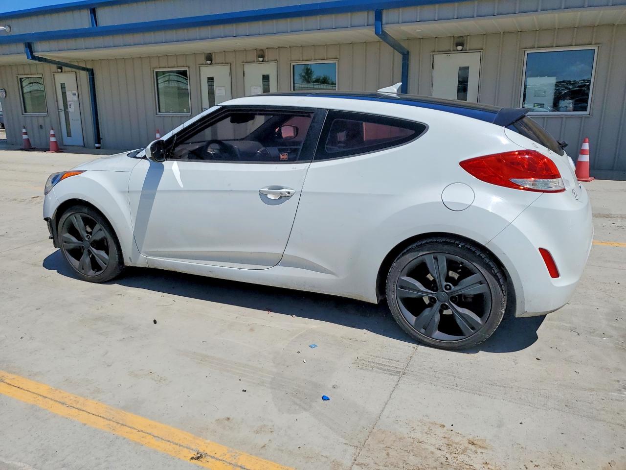 KMHTC6AD2GU300307 · 2016 HYUNDAI VELOSTER · 2/12