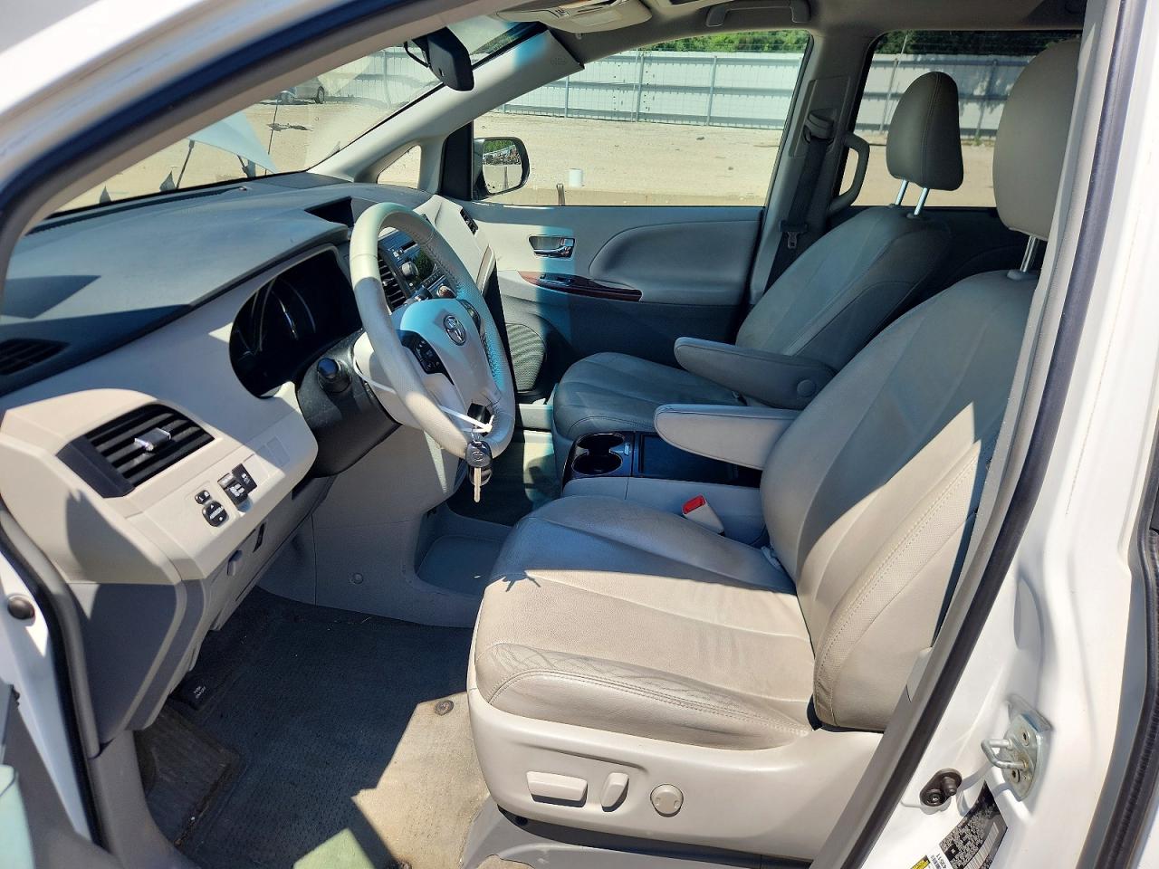 5TDYK3DC6ES407845 · 2014 TOYOTA SIENNA · 7/14