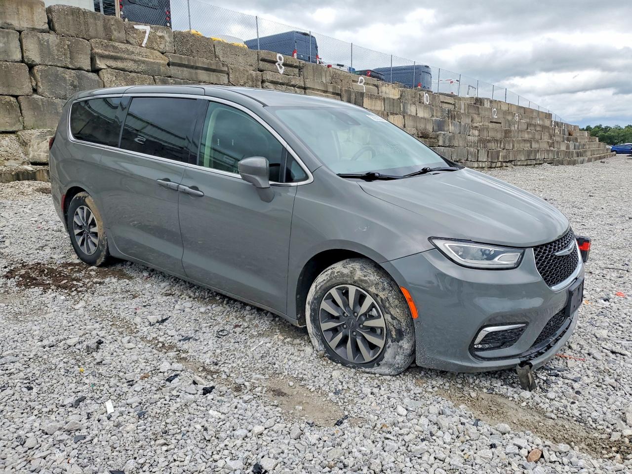 2C4RC1L74NR121365 · 2022 CHRYSLER PACIFICA · 4/13