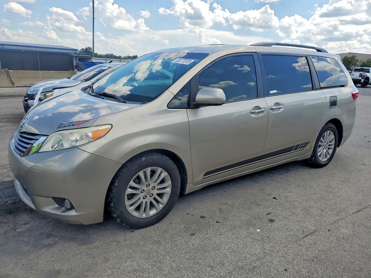5TDYK3DC7FS560073 · 2015 TOYOTA SIENNA