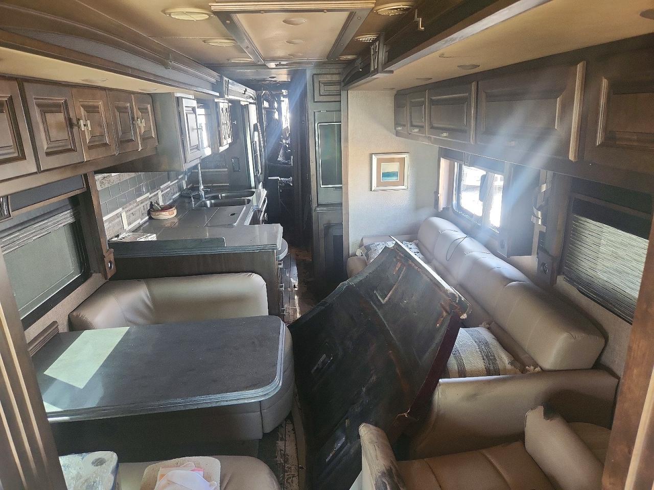 4UZACGCY9HCJC0189 · 2017 FREIGHTLINER CHASSIS · 6/10