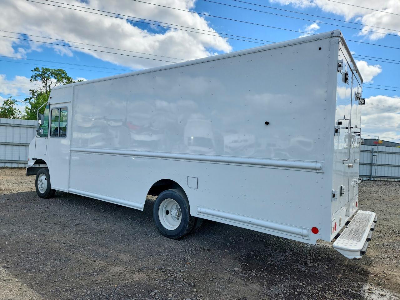 4UZAC2DV1GCHX0616 · 2016 FREIGHTLINER CHASSIS · 2/13