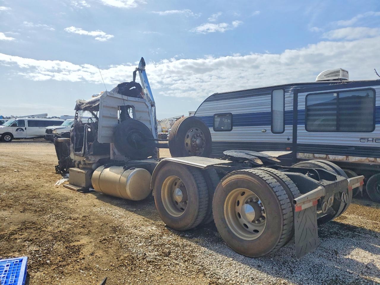 1XP5DB9X1YN495098 · 2000 PETERBILT TRACTOR 379 · 3/10