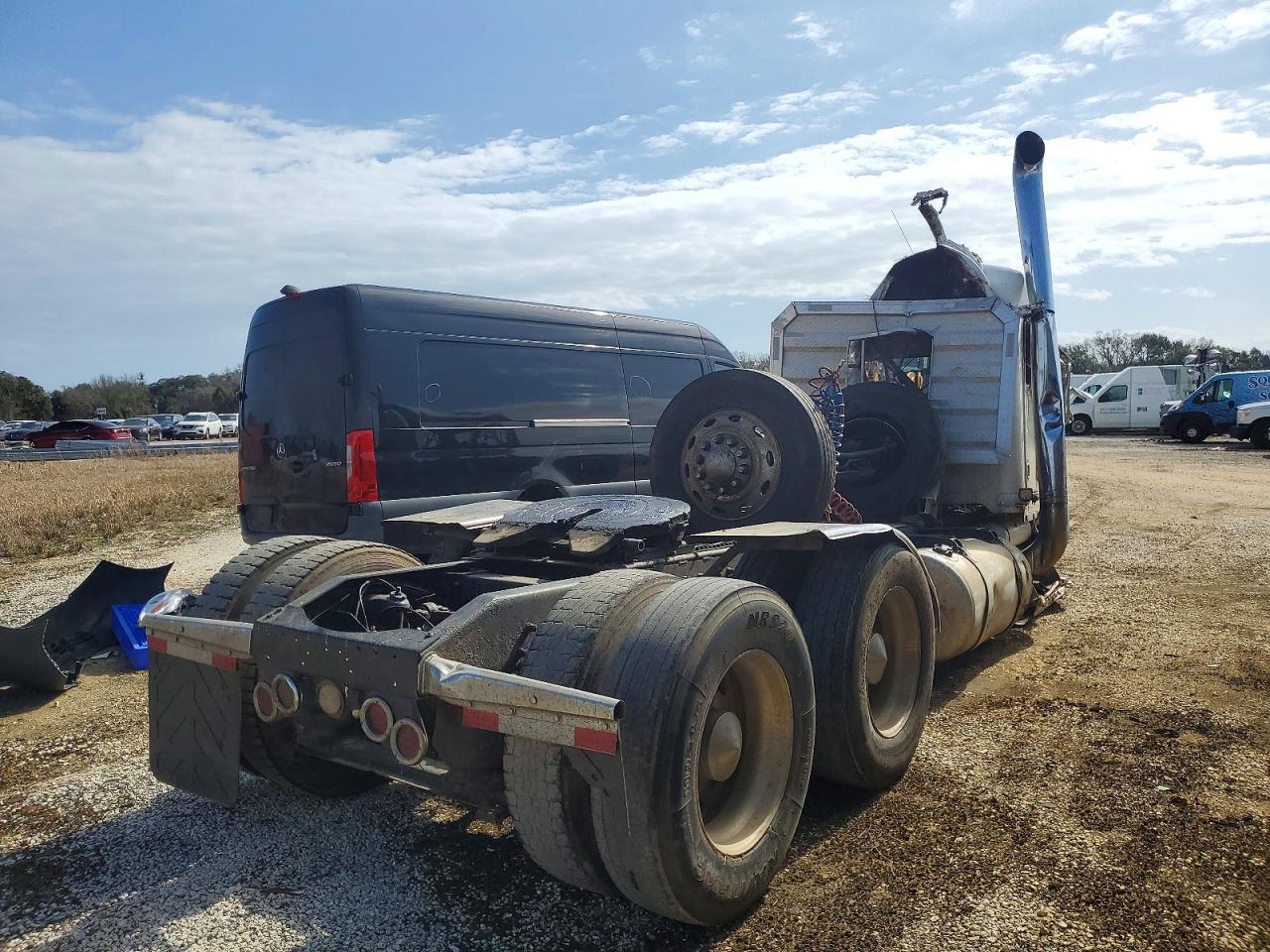 1XP5DB9X1YN495098 · 2000 PETERBILT TRACTOR 379 · 4/10