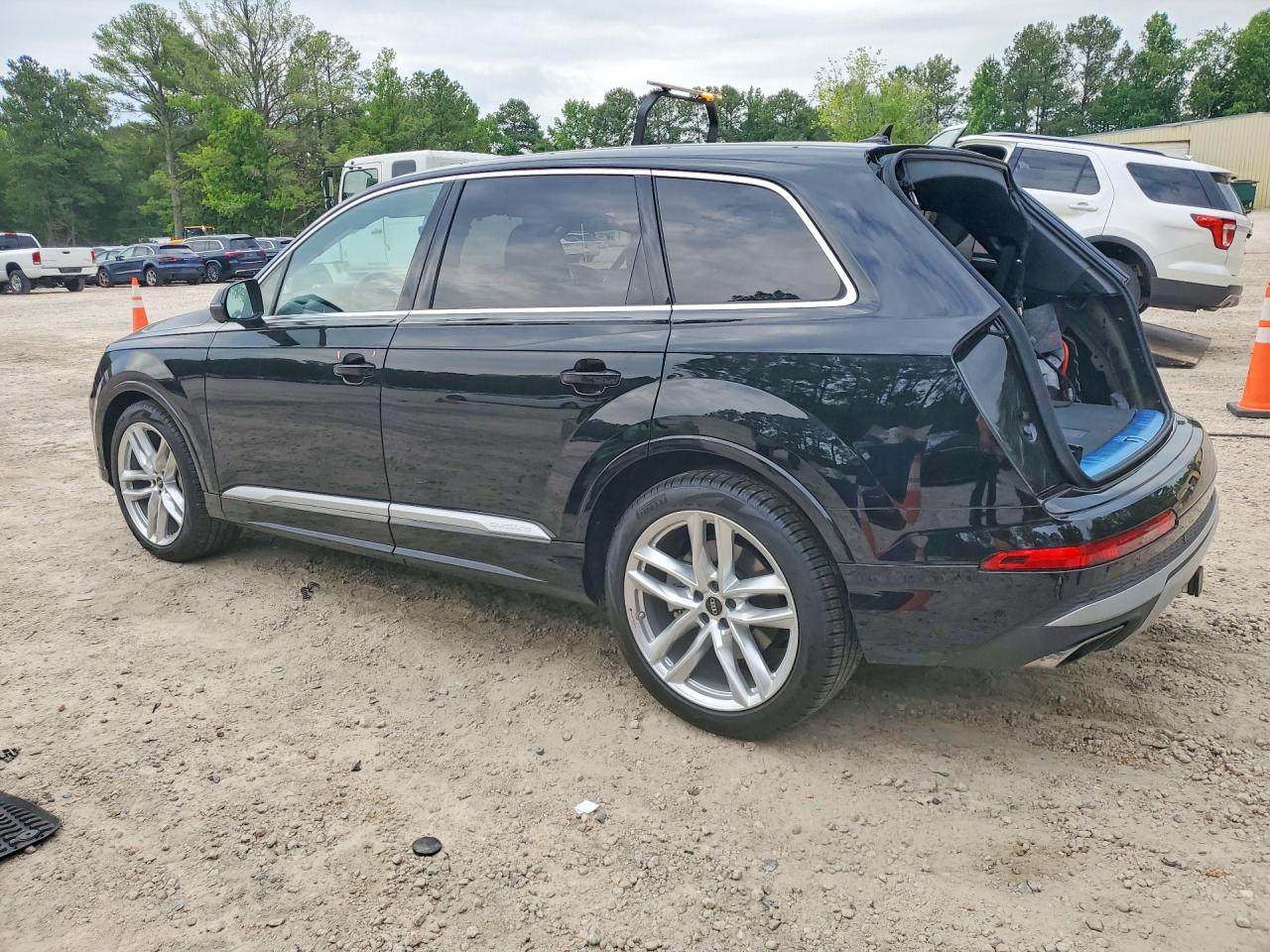 WA1LVBF7XSD031034 · 2025 AUDI Q7 · 2/13