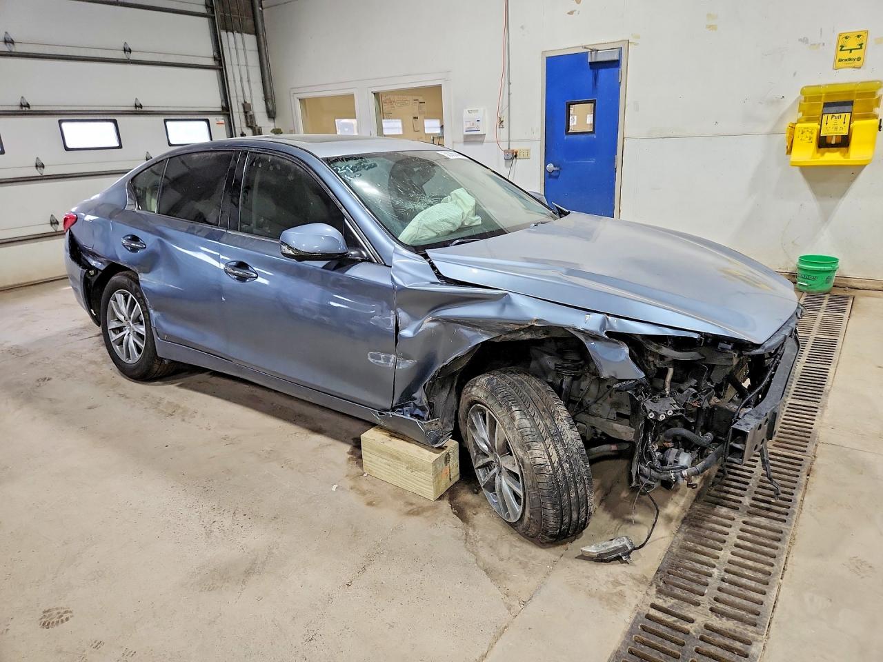 JN1EV7AP7GM304962 · 2016 INFINITI Q50 · 4/13