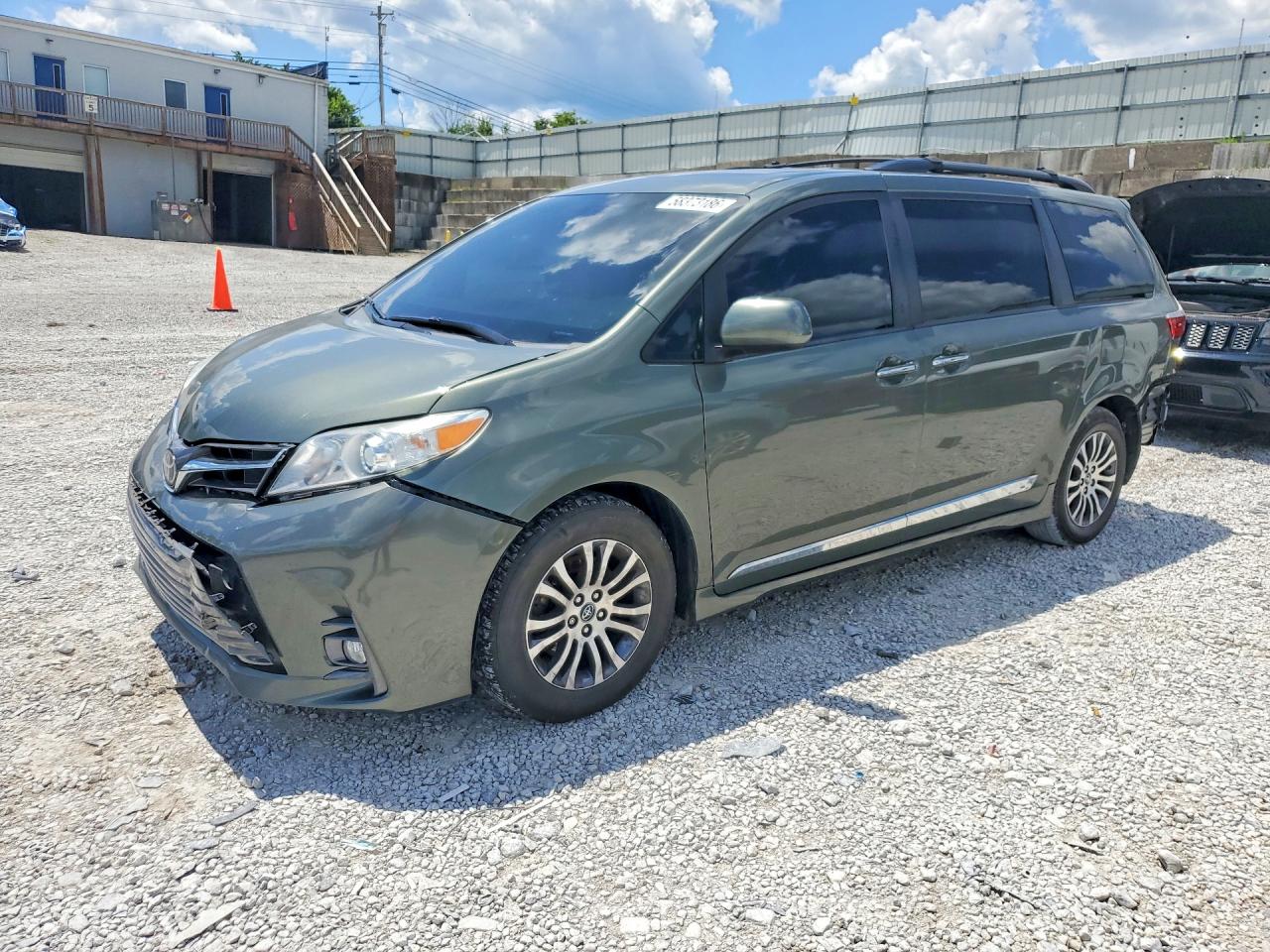 5TDYZ3DC8JS928992 · 2018 TOYOTA SIENNA