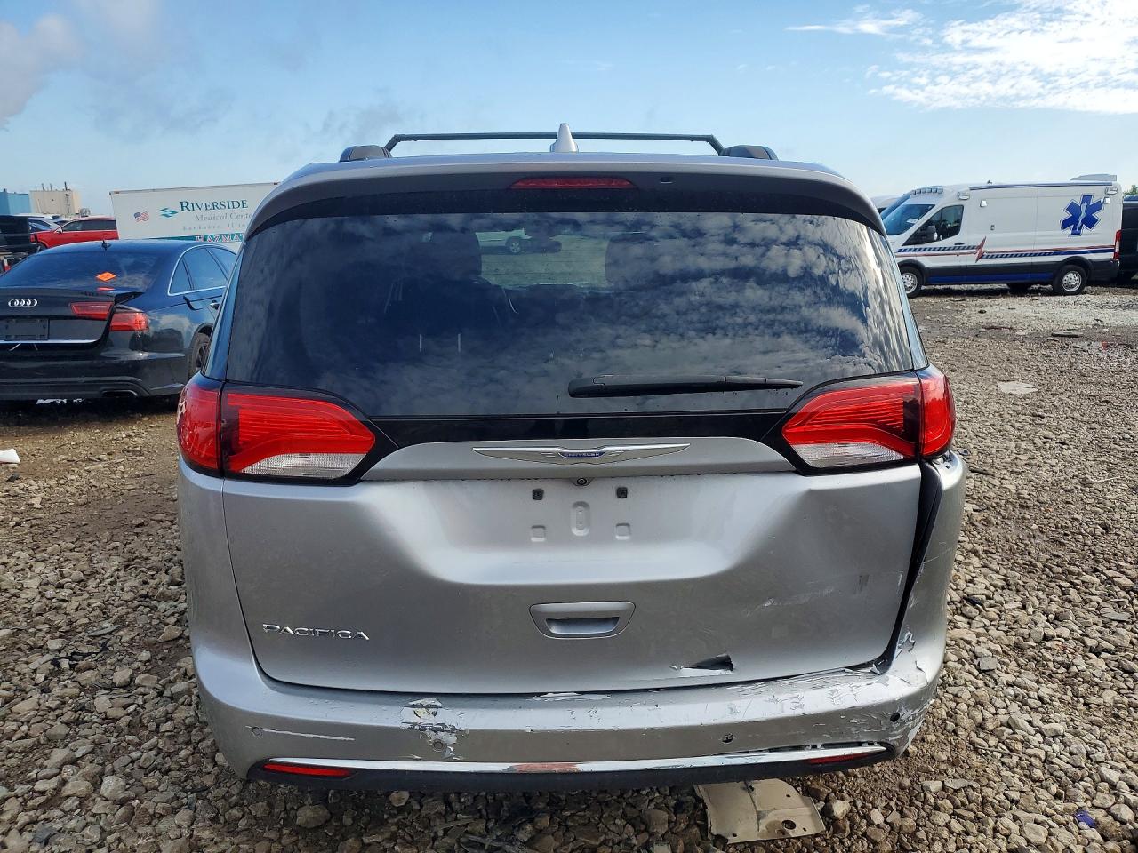 2C4RC1BG4HR747746 · 2017 CHRYSLER PACIFICA · 6/13