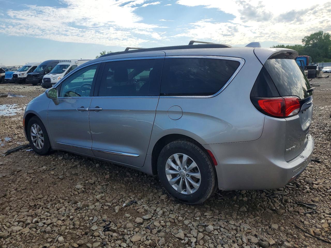 2C4RC1BG4HR747746 · 2017 CHRYSLER PACIFICA · 2/13