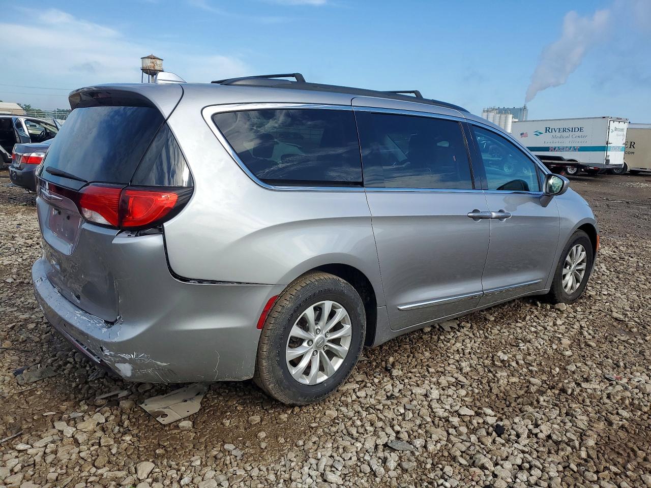 2C4RC1BG4HR747746 · 2017 CHRYSLER PACIFICA · 3/13