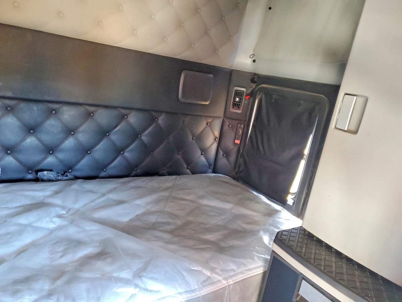 1XK1DP9XXPJ236553 · 2023 KENWORTH W990 · 6/10