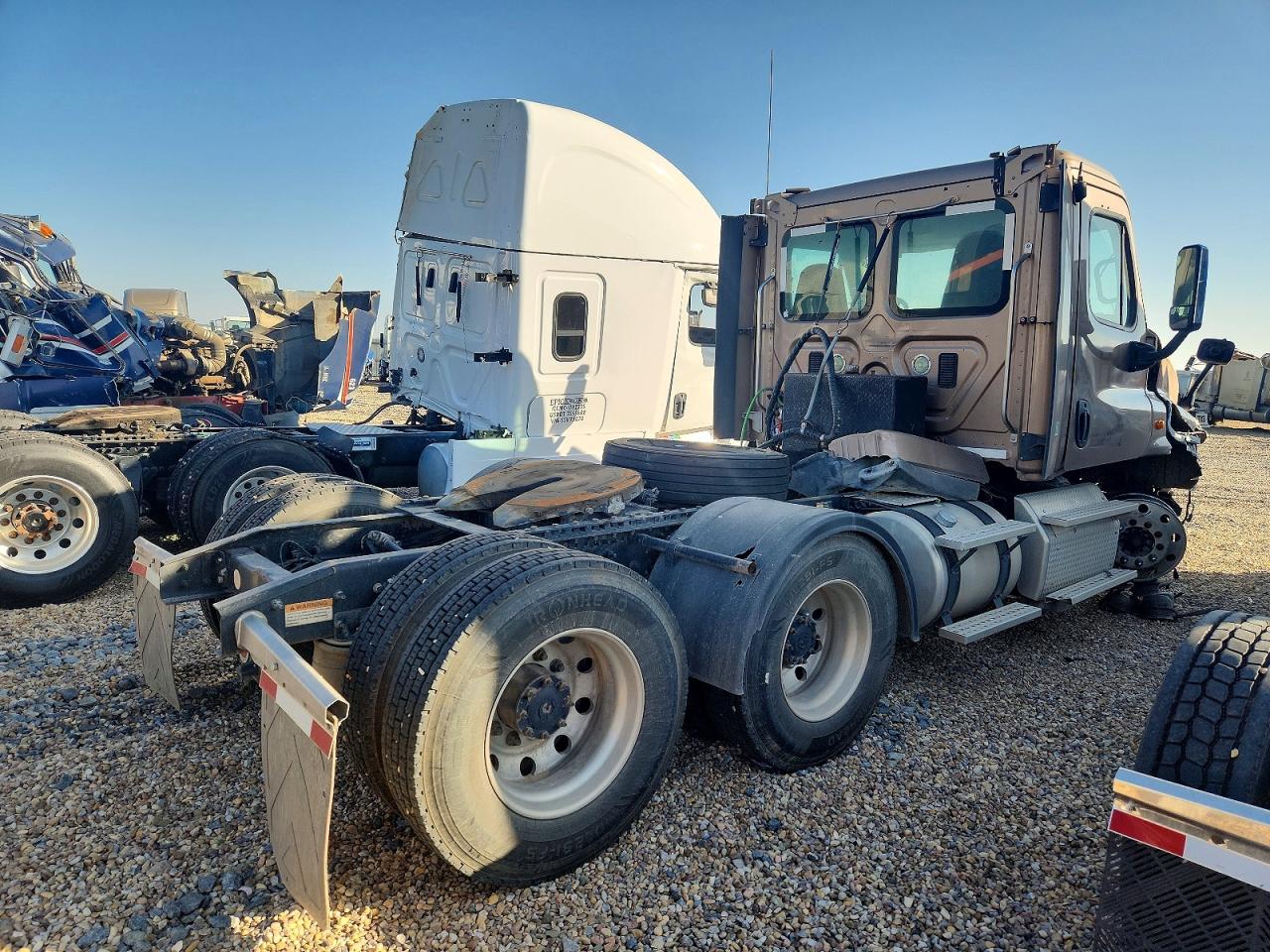 3AKJGEDVXFSGE8807 · 2015 FREIGHTLINER CASCADIA · 4/10