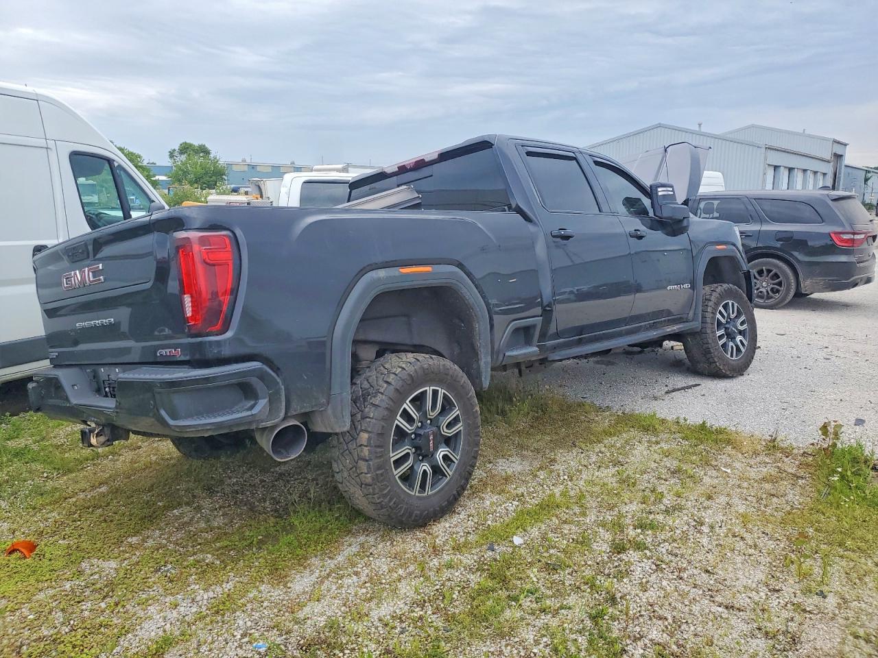 1GT49VEY6NF235722 · 2022 GMC SIERRA · 4/10